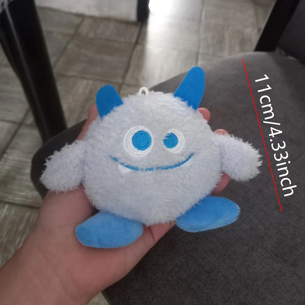Cute Big-Eyed Monster Pet Plush Toy in Random Colors, a Fun Plush Toy for Cats and Dogs for Daily Interaction and Entertainment, Suitable for Dogs