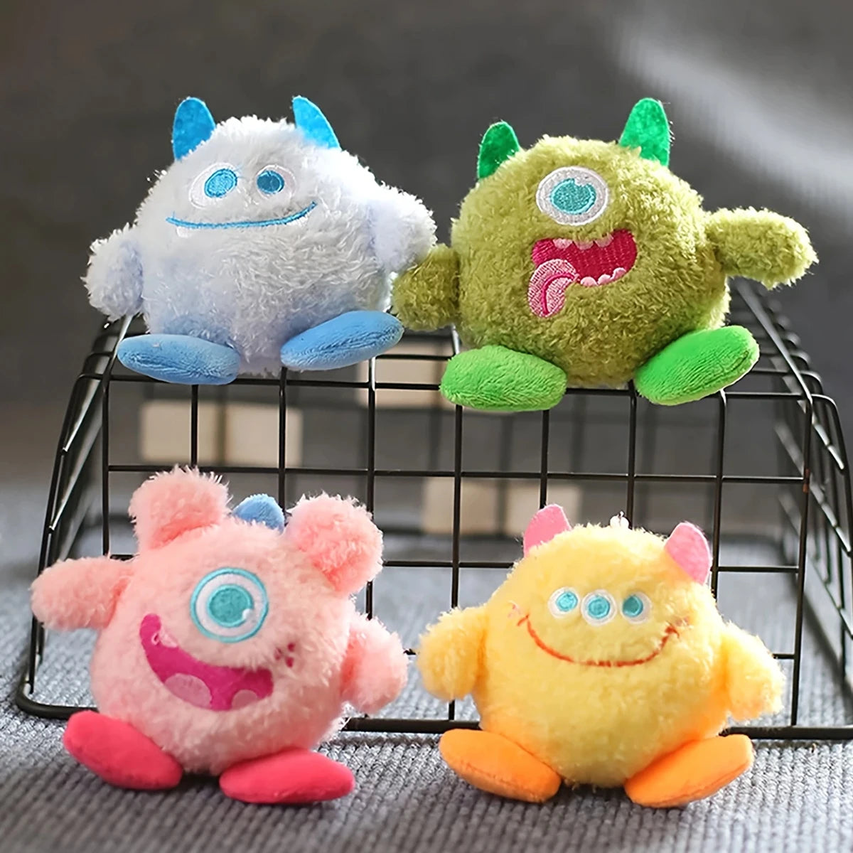 Cute Big-Eyed Monster Pet Plush Toy in Random Colors, a Fun Plush Toy for Cats and Dogs for Daily Interaction and Entertainment, Suitable for Dogs